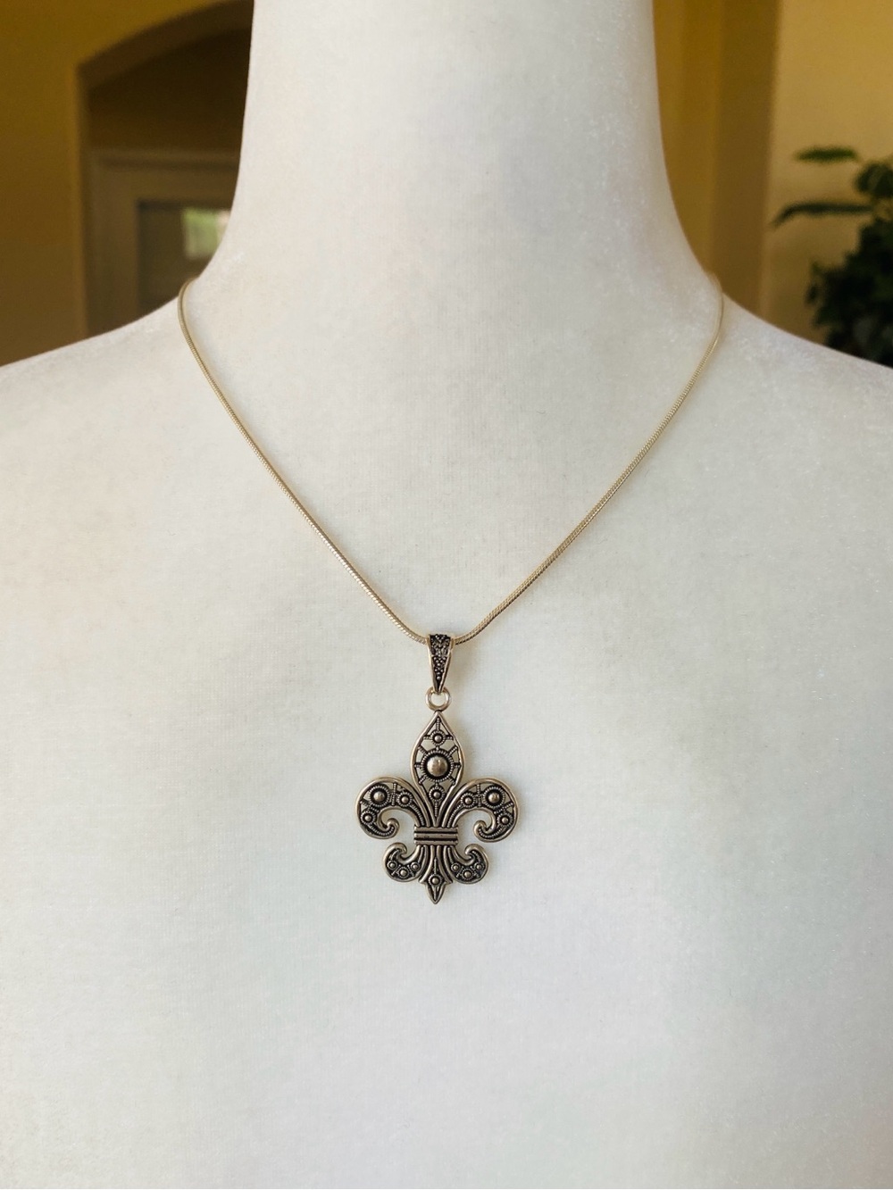 Antique-Style Fleur-de-Lis Pendant Filigree Necklace in Sterling Silver 925